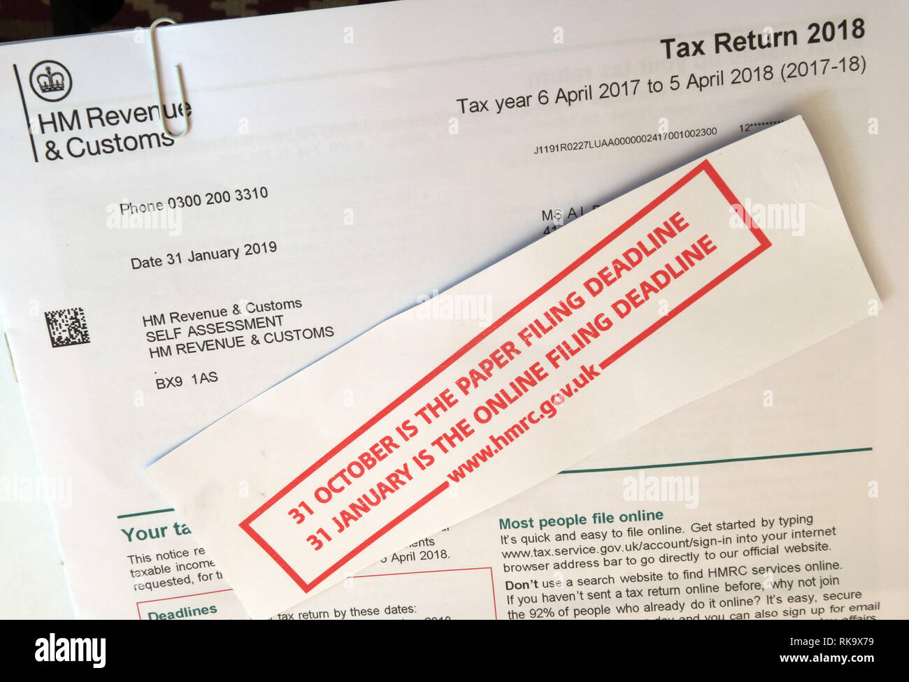 HMRC HM Revenue and Customs Retour d'impôt lettre et formulaire papier, date limite de dépôt, England, UK Banque D'Images