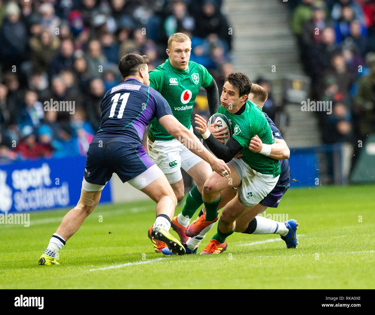 Edinburgh, Ecosse, Royaume-Uni. 9 Feb 2019. Originaire de Nouvelle-Zélande, l'Irlande, Fly-Half Joey Carbery, est arrêté dans son élan au cours de la première moitié de l'Écosse l'hôte de l'Irlande dans leur deuxième match du championnat 2019 6 Nations au stade de Murrayfield à Édimbourg. (Photo par Ian Jacobs) Crédit : Ian Jacobs/Alamy Live News Banque D'Images