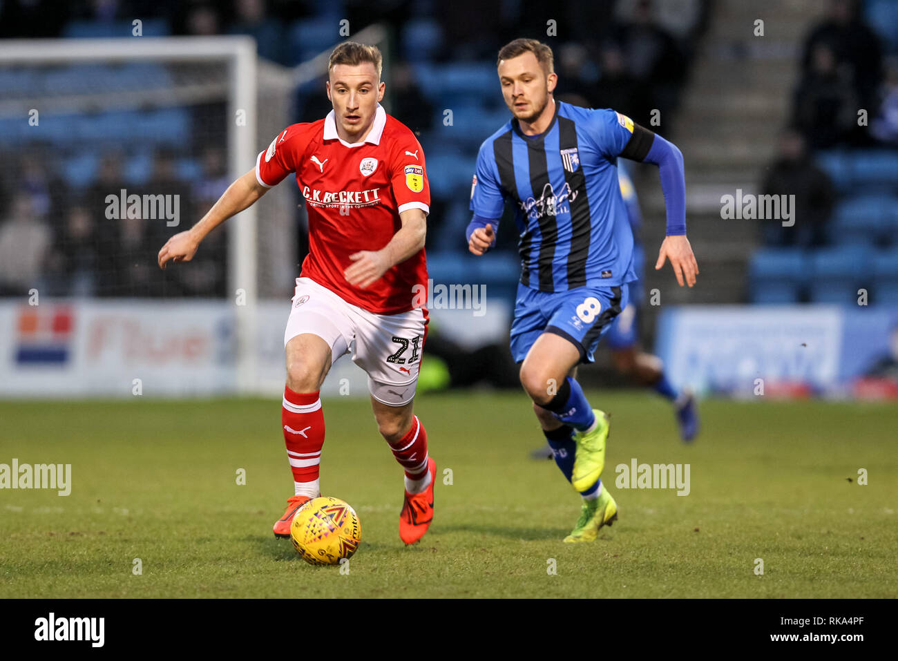 Gillingham, UK. 9 Feb 2019. Mike-Steven Bähre de Barnsley bat Dean Parrett de Gillingham de la balle au cours de l'EFL Sky Bet League 1 match entre Vevey et Barnsley au stade Ta1 1NF Taunton MEMS, Gillingham, Angleterre le 9 février 2019. Photo de Ken d'Étincelles. Usage éditorial uniquement, licence requise pour un usage commercial. Aucune utilisation de pari, de jeux ou d'un seul club/ligue/dvd publications. Credit : UK Sports Photos Ltd/Alamy Live News Banque D'Images