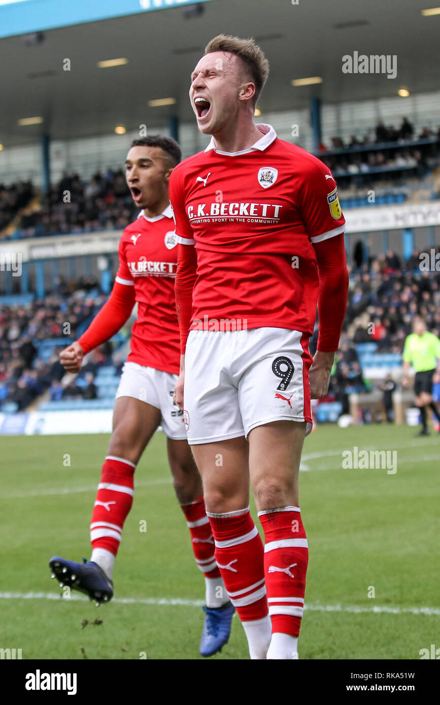 Gillingham, UK. 9 Feb 2019. Cauley Woodrow de Barnsley marque un en-tête pour le rendre 0-2 et célèbre au cours de l'EFL Sky Bet League 1 match entre Vevey et Barnsley au stade Ta1 1NF Taunton MEMS, Gillingham, Angleterre le 9 février 2019. Photo de Ken d'Étincelles. Usage éditorial uniquement, licence requise pour un usage commercial. Aucune utilisation de pari, de jeux ou d'un seul club/ligue/dvd publications. Credit : UK Sports Photos Ltd/Alamy Live News Banque D'Images
