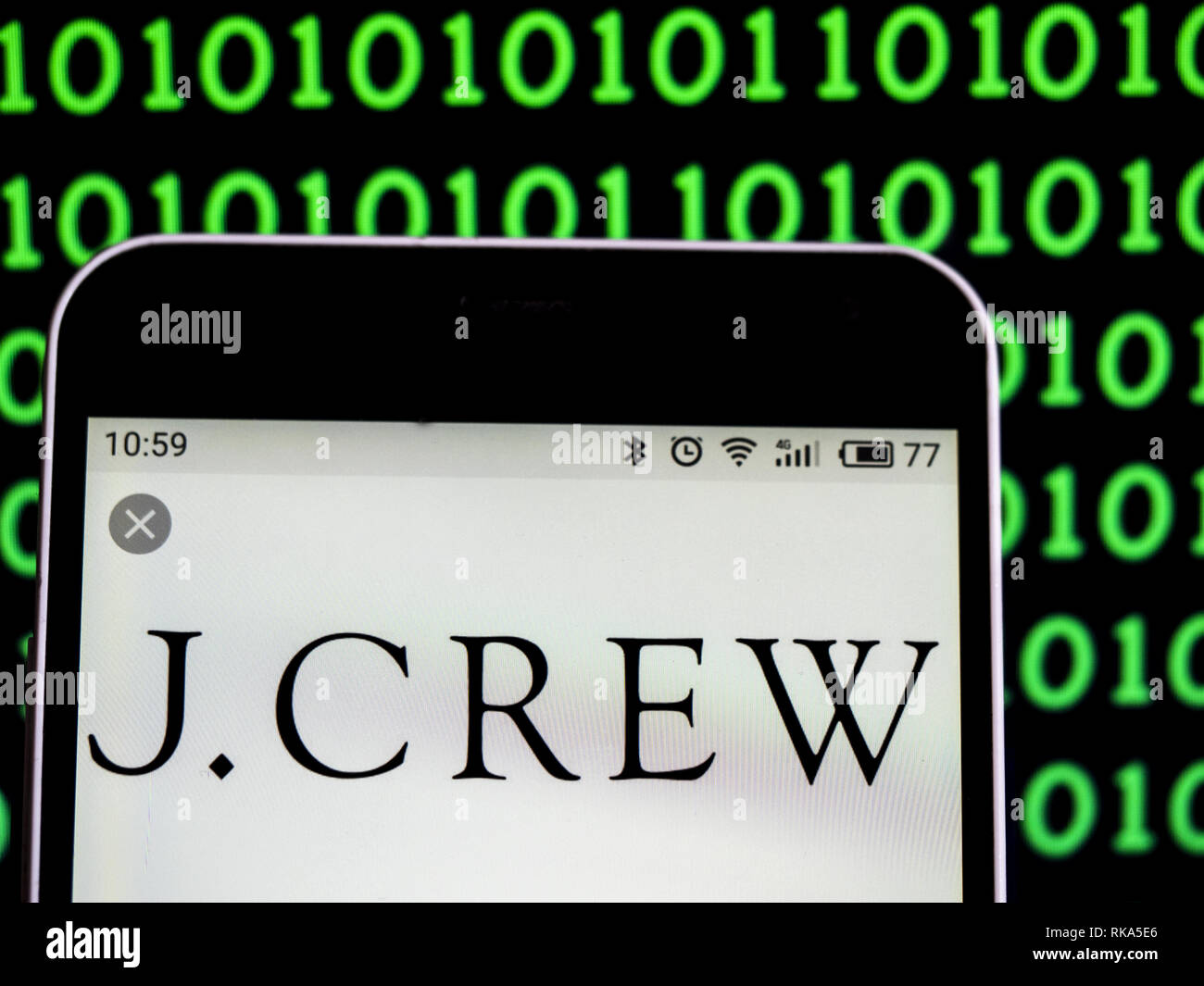 L'Ukraine. 10 fév, 2019. J.Crew des magasins spécialisés dans le logo de la société vu affichée sur un téléphone intelligent. Crédit : Igor Golovniov SOPA/Images/ZUMA/Alamy Fil Live News Banque D'Images
