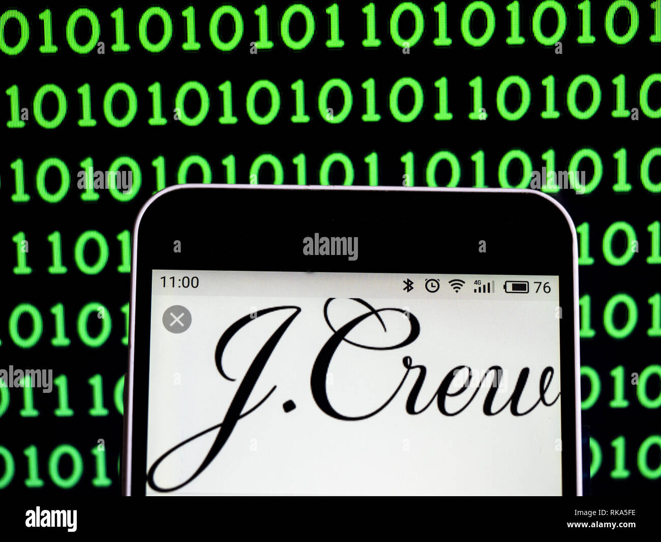 L'Ukraine. 10 fév, 2019. J.Crew des magasins spécialisés dans le logo de la société vu affichée sur un téléphone intelligent. Crédit : Igor Golovniov SOPA/Images/ZUMA/Alamy Fil Live News Banque D'Images