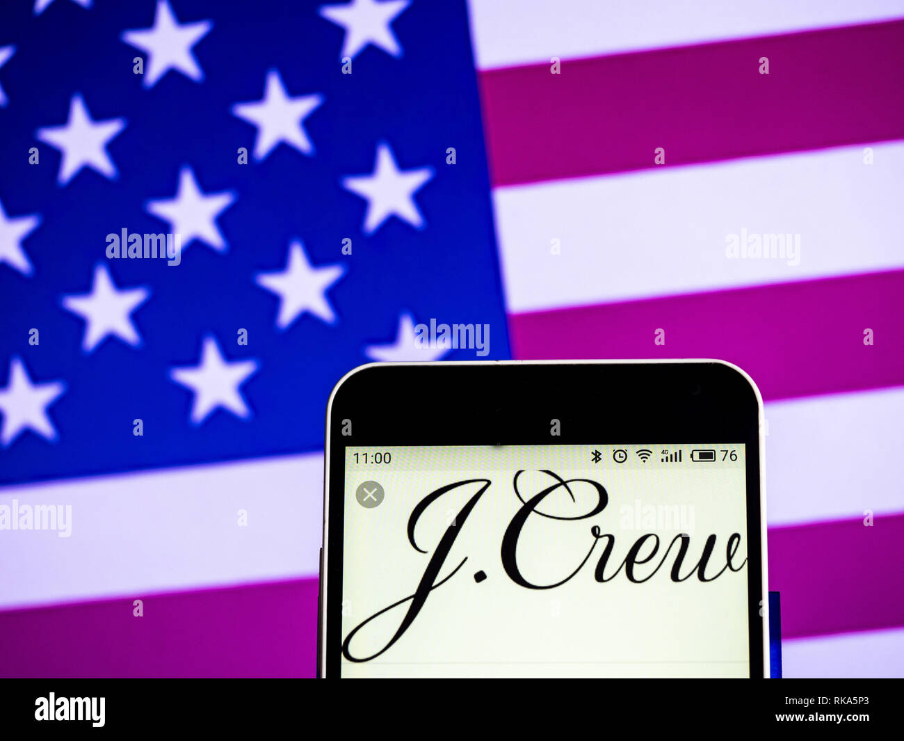 L'Ukraine. 10 fév, 2019. J.Crew des magasins spécialisés dans le logo de la société vu affichée sur un téléphone intelligent. Crédit : Igor Golovniov SOPA/Images/ZUMA/Alamy Fil Live News Banque D'Images
