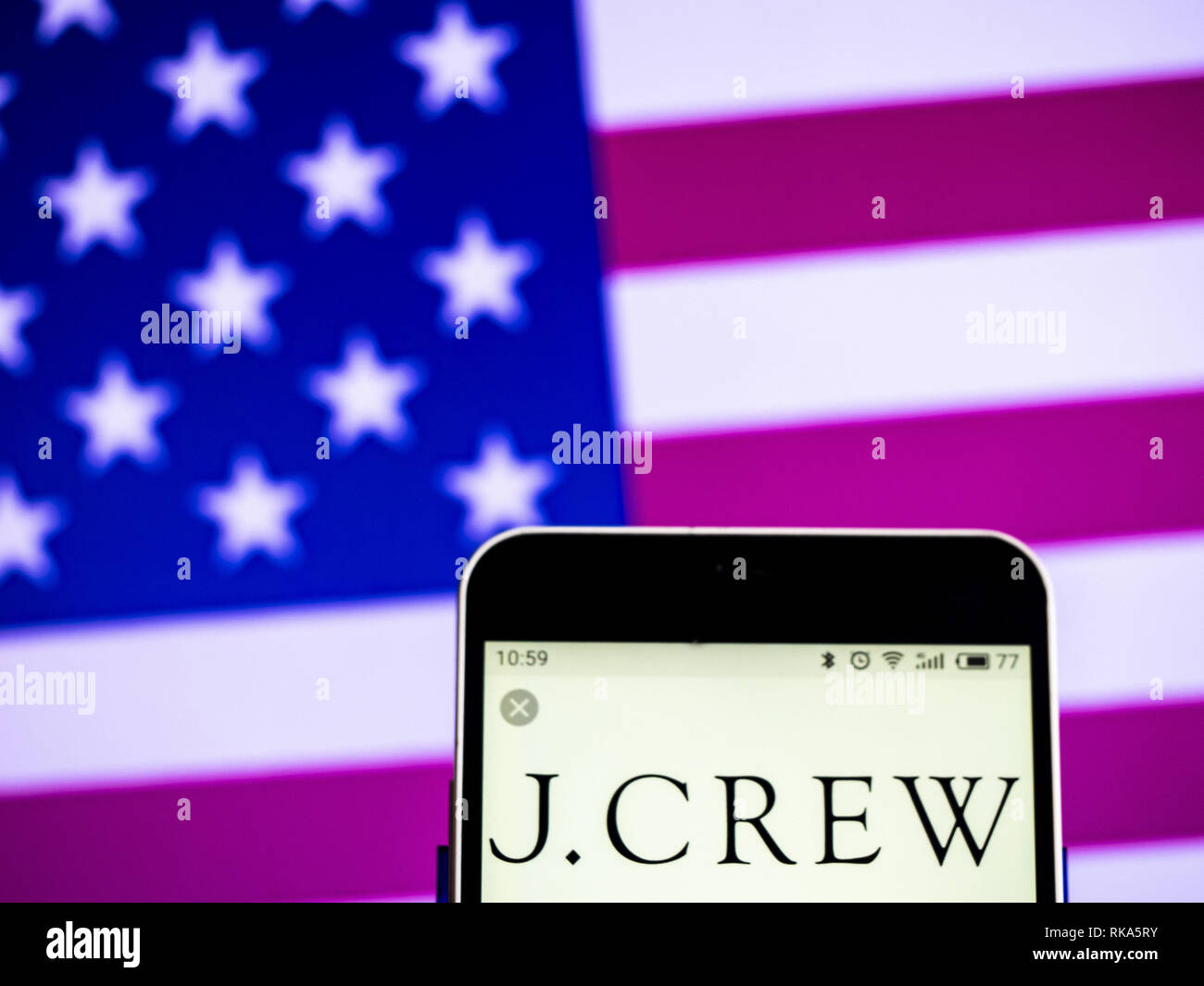 L'Ukraine. 10 fév, 2019. J.Crew des magasins spécialisés dans le logo de la société vu affichée sur un téléphone intelligent. Crédit : Igor Golovniov SOPA/Images/ZUMA/Alamy Fil Live News Banque D'Images
