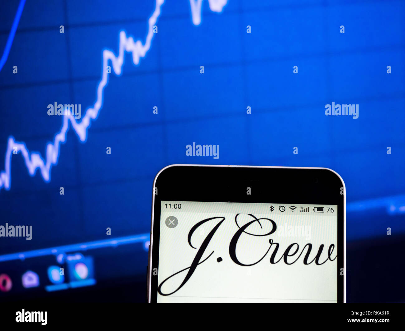 L'Ukraine. 10 fév, 2019. J.Crew des magasins spécialisés dans le logo de la société vu affichée sur un téléphone intelligent. Crédit : Igor Golovniov SOPA/Images/ZUMA/Alamy Fil Live News Banque D'Images