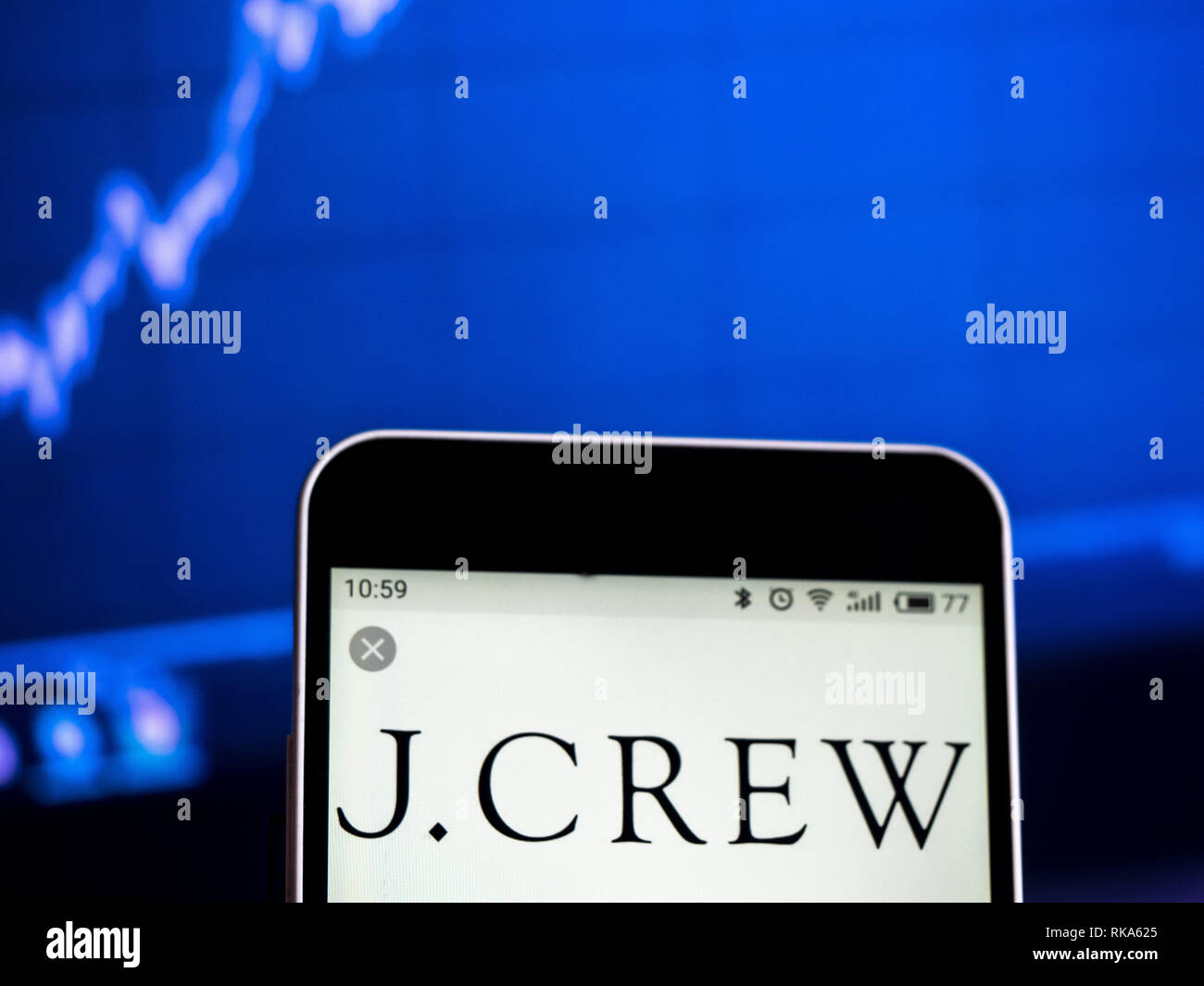 L'Ukraine. 10 fév, 2019. J.Crew des magasins spécialisés dans le logo de la société vu affichée sur un téléphone intelligent. Crédit : Igor Golovniov SOPA/Images/ZUMA/Alamy Fil Live News Banque D'Images