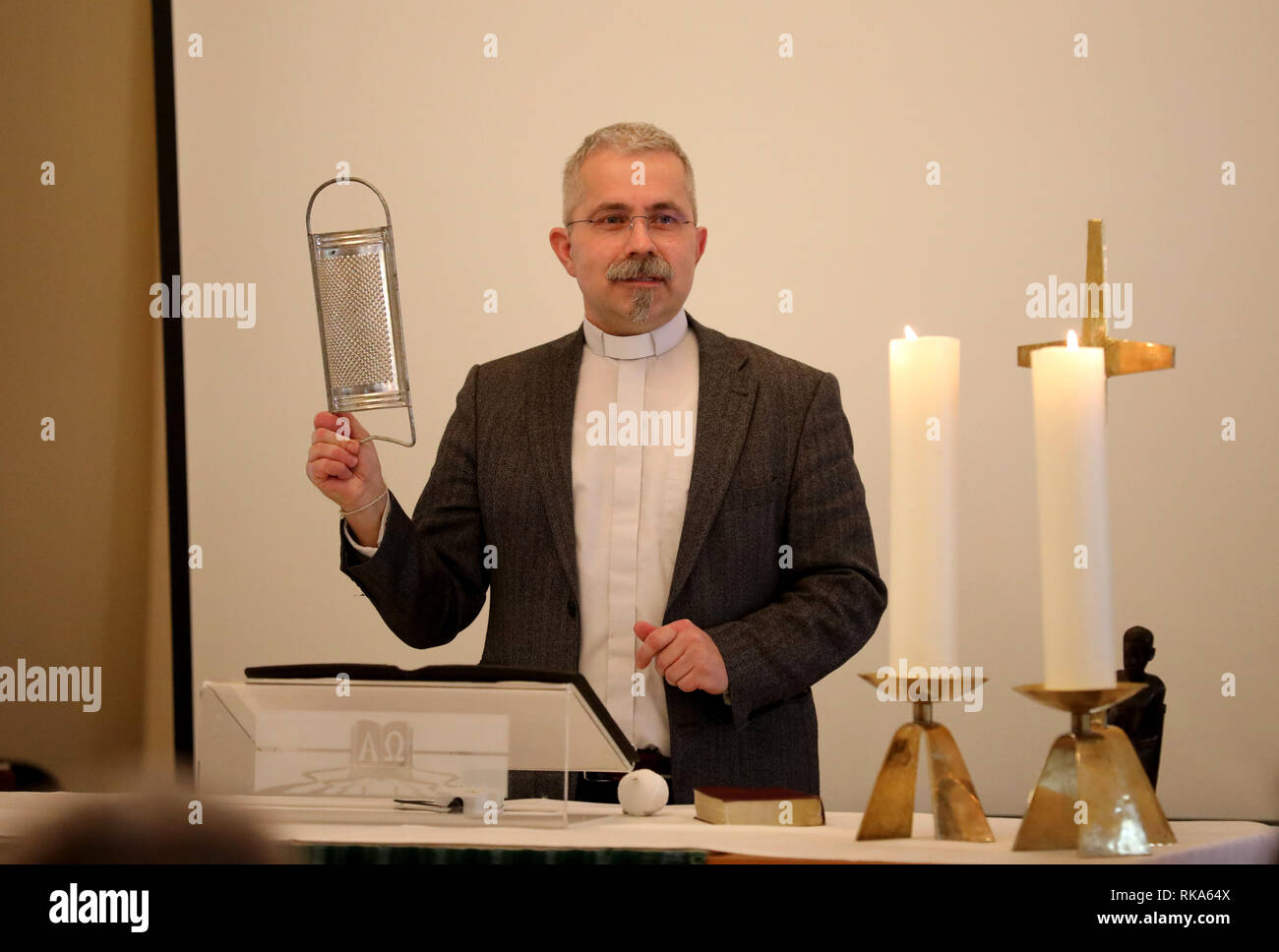 La Thuringe, Allemagne. 10 fév 2019. Tobias Krüger, prêtre de la paroisse Petri, prêche à la première boulette de Thuringe et de service est titulaire d'une râpe à pommes de terre dans sa main. Dumpling dimanche commence avec un service autour de la pomme de terre. Les boulettes de Thuringe sont alors produites ensemble et mangé avec du choux rouge et des roulades. Photo : Bodo/Schackow Zentralbild-dpa/dpa dpa : Crédit photo alliance/Alamy Live News Crédit : afp photo alliance/Alamy Live News Crédit : afp photo alliance/Alamy Live News Crédit : afp photo alliance/Alamy Live News Banque D'Images