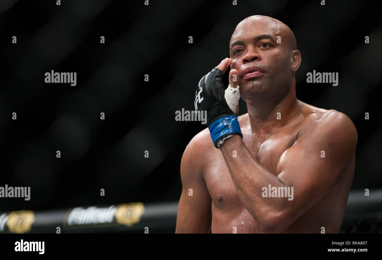 Melbourne, Australie. 10 fév, 2019. Anderson Silva du Brésil réagit au cours de la séance de poids moyen à l'événement de l'UFC 234 musical entre Israël de la Nouvelle-Zélande et de l'Anderson Silva du Brésil à Melbourne, Australie, le 10 février 2019. Credit : Hu Jingchen/Xinhua/Alamy Live News Banque D'Images