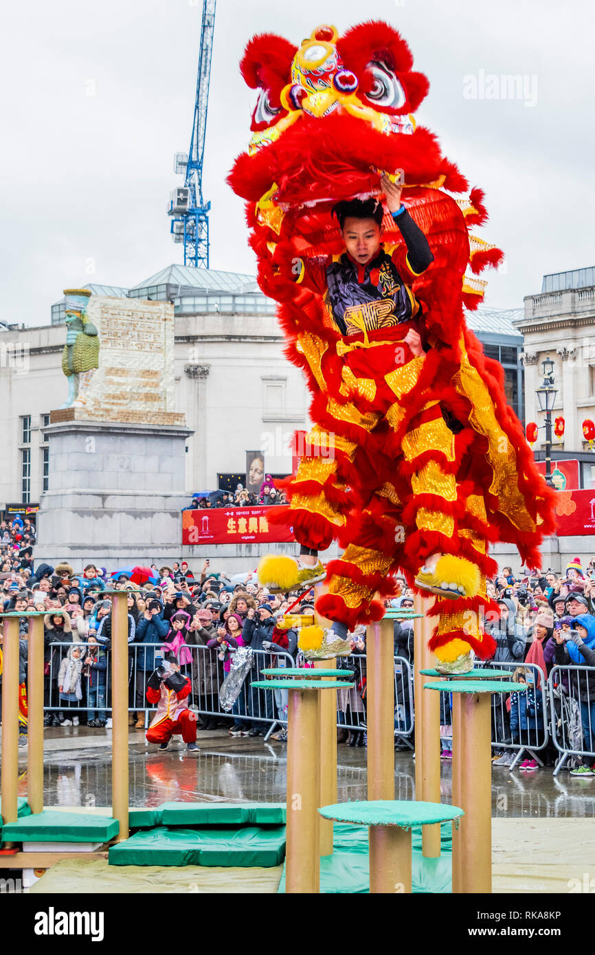 Londres, Royaume-Uni. 10 fév 2019. Les spectacles de danse du lion bondissant dans le festival à Trafalgar Square. Les célébrations du Nouvel An chinois à Soho, Londres. Crédit : Guy Bell/Alamy Live News Banque D'Images