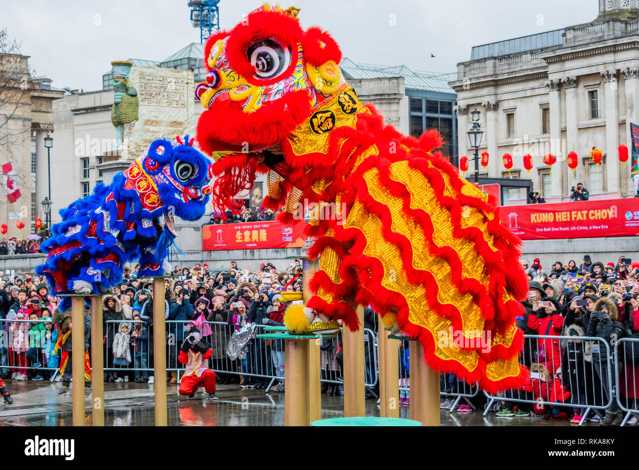 Londres, Royaume-Uni. 10 fév 2019. Les spectacles de danse du lion bondissant dans le festival à Trafalgar Square. Les célébrations du Nouvel An chinois à Soho, Londres. Crédit : Guy Bell/Alamy Live News Banque D'Images