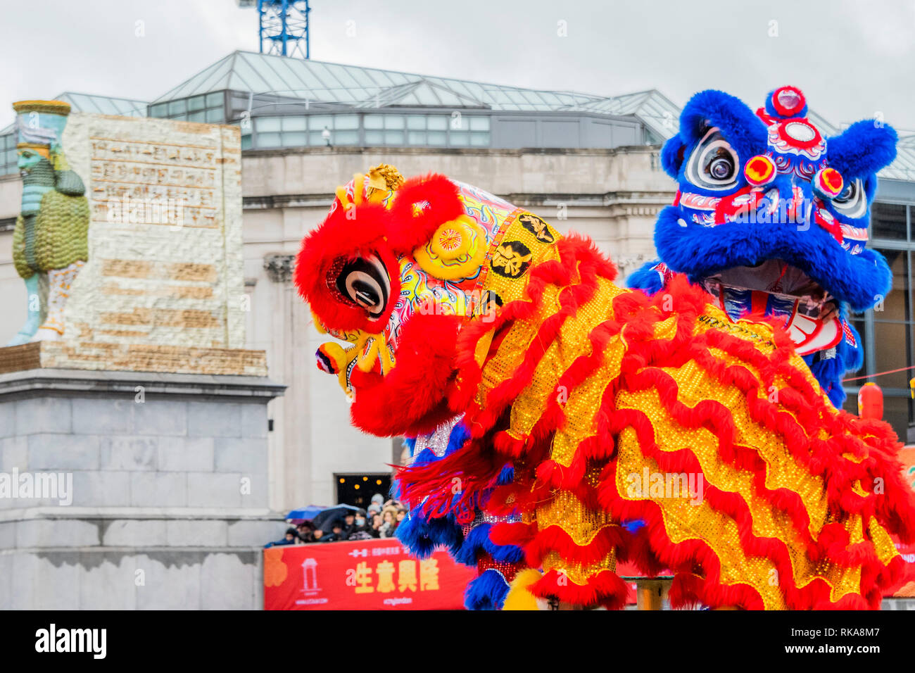 Londres, Royaume-Uni. 10 fév 2019. Les spectacles de danse du lion bondissant dans le festival à Trafalgar Square. Les célébrations du Nouvel An chinois à Soho, Londres. Crédit : Guy Bell/Alamy Live News Banque D'Images