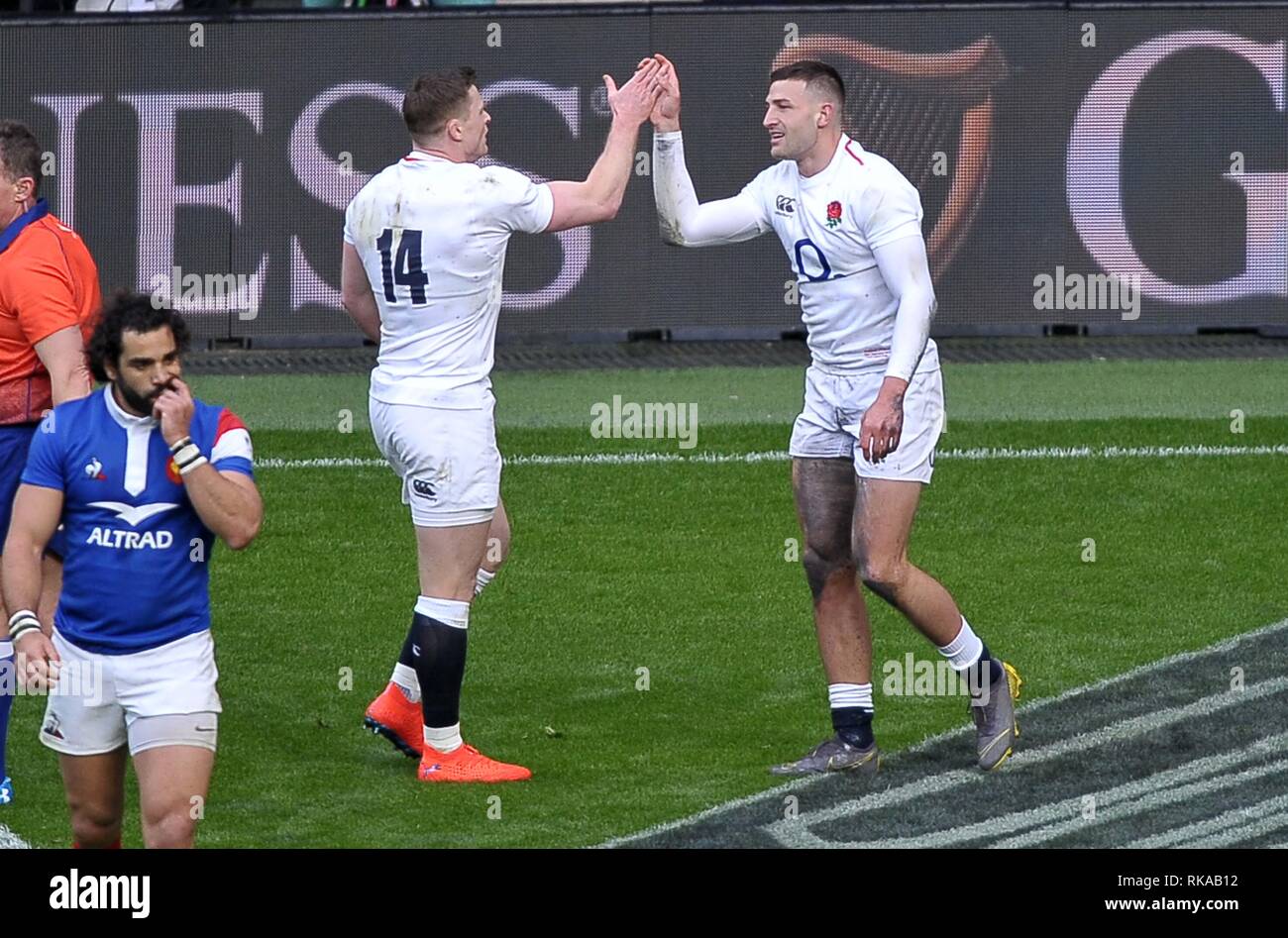 Londres, Royaume-Uni. 10 fév 2019. Hatrick homme Jonny Mai (Angleterre, à droite) est félicité par Chris Ashton (Angleterre, 14). England V France. Six nations rugby Guinness. Le stade de Twickenham. Londres. UK. 10/02/2019. Credit : Sport en images/Alamy Live News Banque D'Images