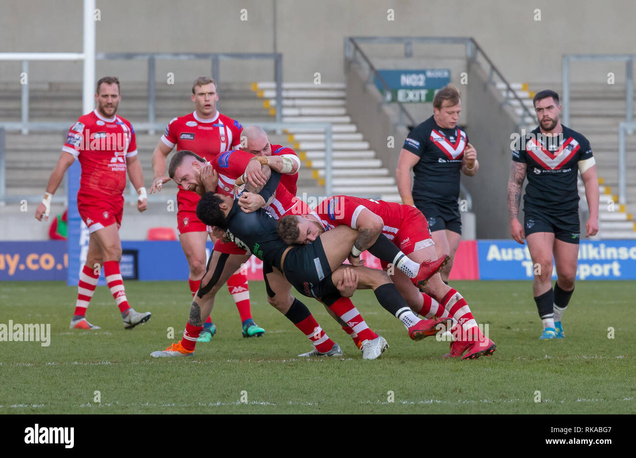 Stade AJ Bell, Salford, Royaume-Uni. 10 fév, 2019. Super League rugby Betfred, Salford Red Devils contre London Broncos ; Kieran Dixon de London Broncos est abordé par Gil Dudson et Jansin Turgut de Salford Red Devils : Action Crédit Plus Sport/Alamy Live News Banque D'Images