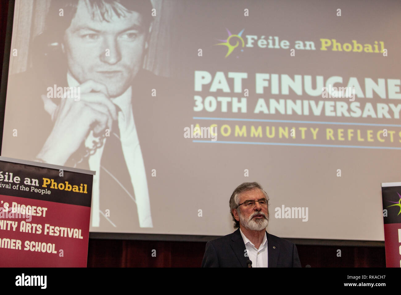 St Marys College ,Falls Road, Belfast, Irlande du Nord, Royaume-Uni. 10 février 2019. Gerry Adams, président du Sinn Fein à la retraite à une grande foule à "une communauté reflète' sur le meurtre de Pat Finucane, avocat des droits de l'homme il y a 30 ans. La famille sont toujours en attente d'une enquête publique complète sur le meurtre de procureurs. Credit : Bonzo/Alamy Live News Banque D'Images