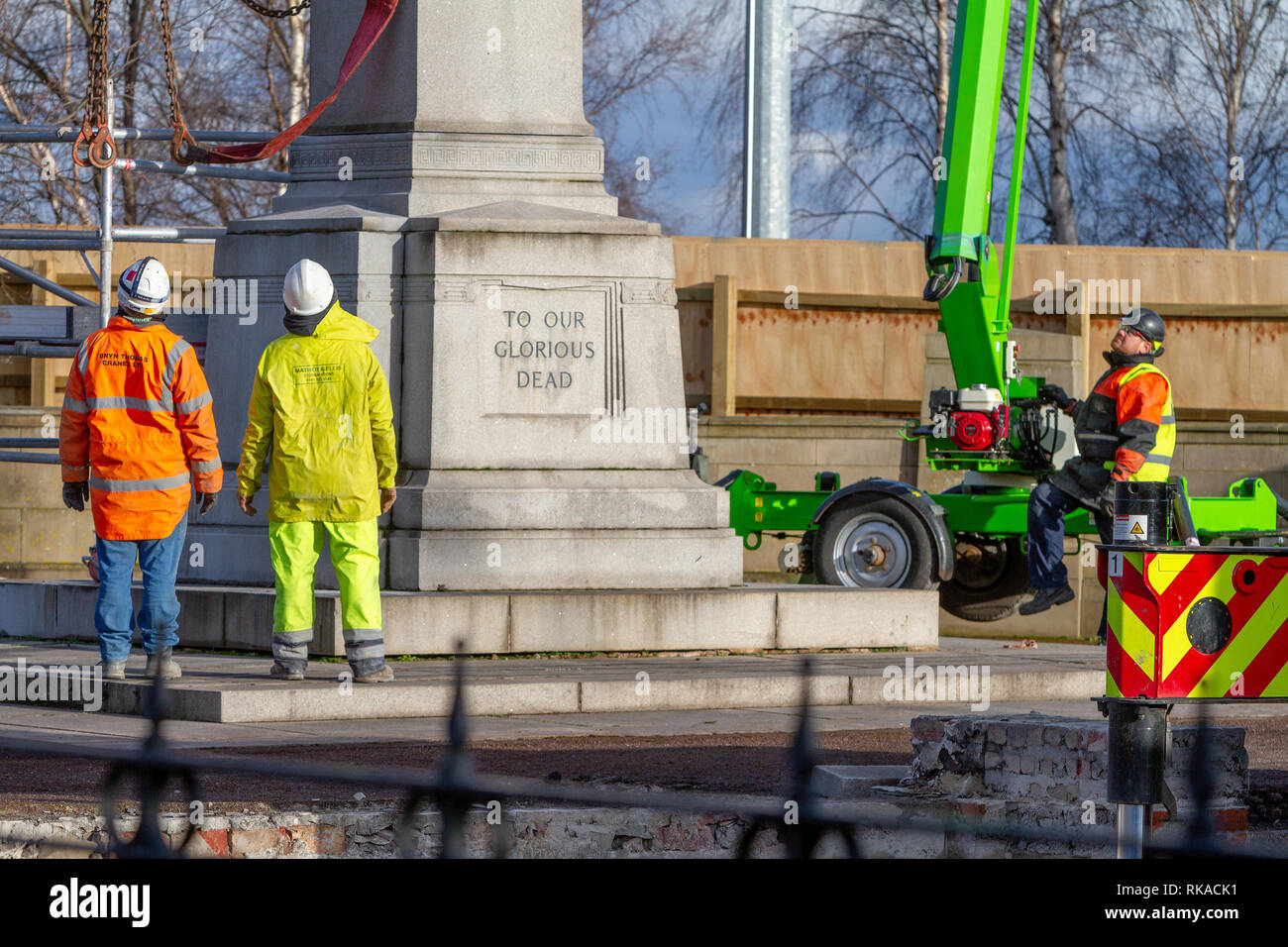 Warrington, Cheshire, Royaume-Uni. 10 fév 2019. Afin de stabiliser les fondations autour du cénotaphe de Bridgefoot à Warrington, Cheshire, Angleterre, la suppression de la structure était nécessaire memorial Crédit : John Hopkins/Alamy Live News Banque D'Images