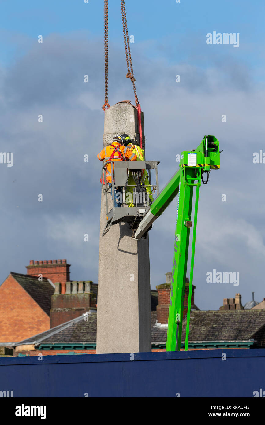 Warrington, Cheshire, Royaume-Uni. 10 fév 2019. Afin de stabiliser les fondations autour du cénotaphe de Bridgefoot à Warrington, Cheshire, Angleterre, la suppression de la structure était nécessaire memorial Crédit : John Hopkins/Alamy Live News Banque D'Images