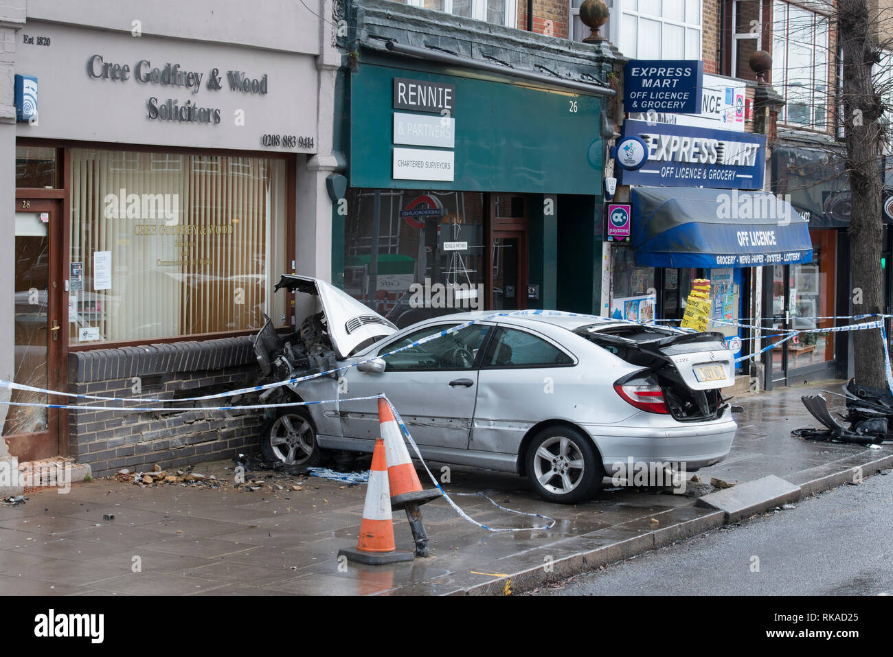 East Finchley, London, UK. 10 Février, 2019. Accident de voiture sur High Road East Finchley, dans le nord de Londres. La voiture, une Mercedes C200, a causé des dommages importants à l'avant d'un solliciteurs, directement en face de la station de métro East Finchley. Banque D'Images