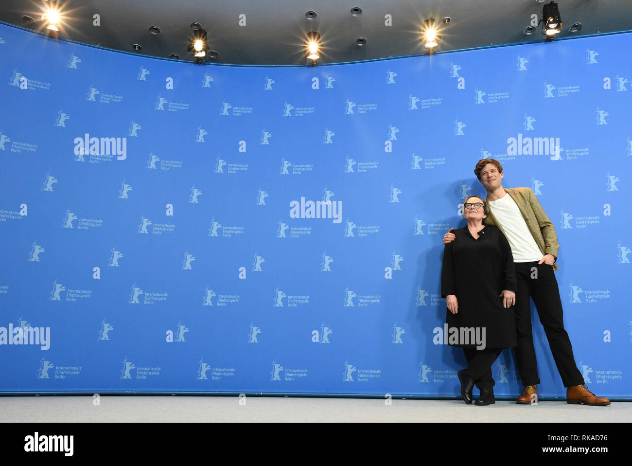 Berlin, Allemagne. 10 fév, 2019. 69e Berlinale : Agnieszka Holland, directeur, et James Norton, l'acteur, à la Photocall pour le film 'Mr. Jones'. La co-production de la Pologne, l'Ukraine, la Grande-Bretagne sera montré au Festival International du Film à la catégorie "compétition". Credit : Jens Kalaene/dpa/Alamy Live News Banque D'Images