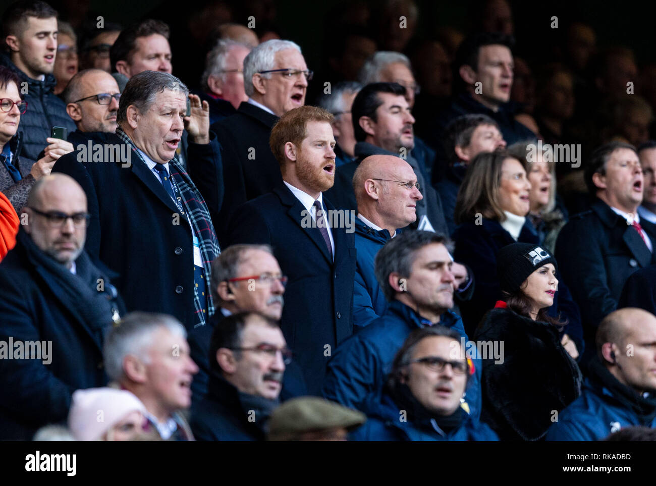 Rugby Union, Twickenham, London, UK. 10 février 2019. 10/02/2019 Son Altesse Royale le prince Harry, le duc de Sussex chante l'hymne national avant le match des 6 Nations Guinness entre l'Angleterre et la France à Twickenham. Credit:Paul Harding/Alamy Live News Banque D'Images