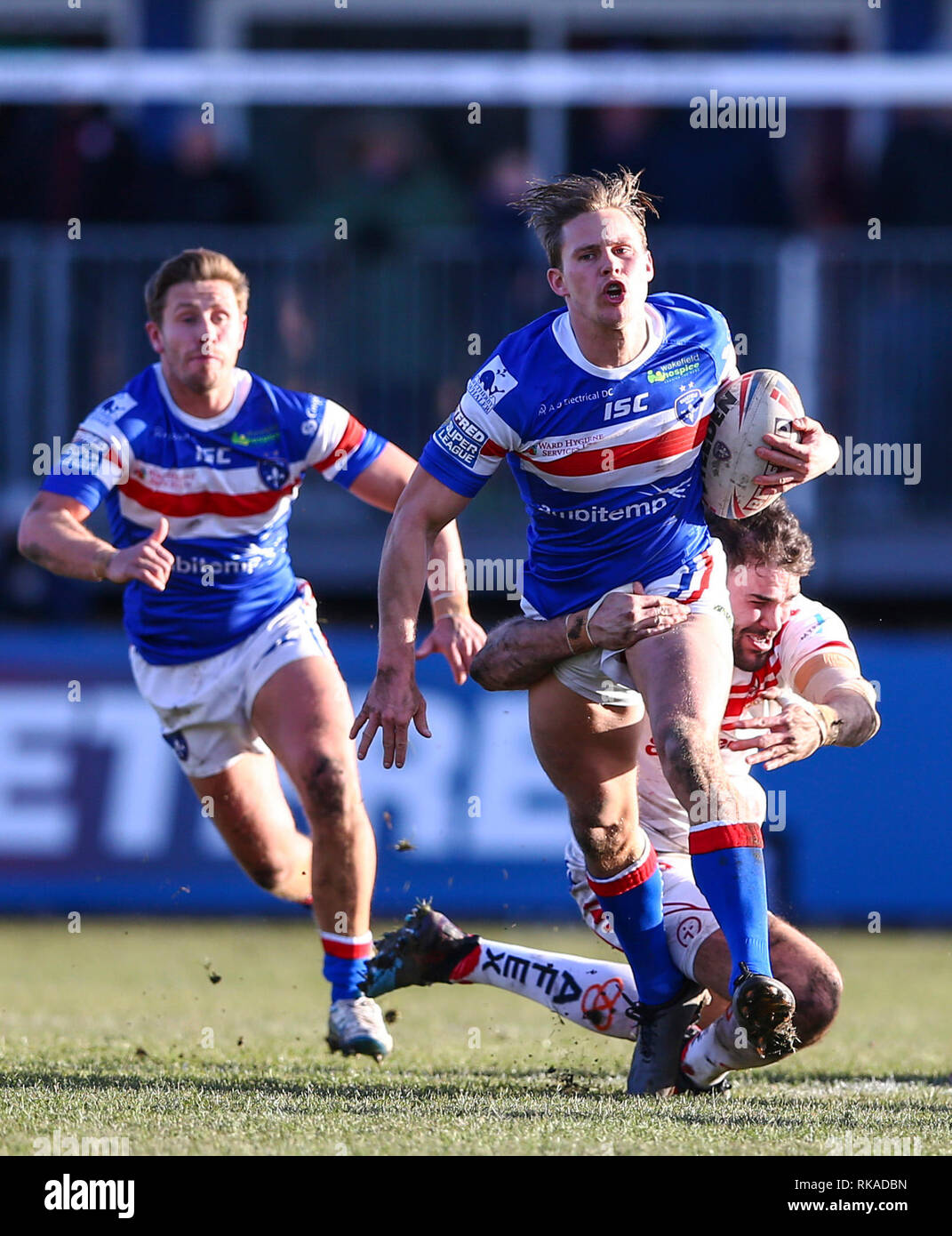 Belle Vue, Wakefield, Royaume-Uni. 10 fév, 2019. Super League rugby Betfred, Wakefield Trinity contre St Helens ; Jacob Miller de Wakefield Trinity est abordé par Alex Walmsley de St Helens : Action Crédit Plus Sport/Alamy Live News Banque D'Images