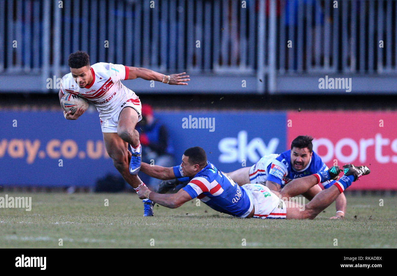 Belle Vue, Wakefield, Royaume-Uni. 10 fév, 2019. Super League rugby Betfred, Wakefield Trinity contre St Helens ; Regan grâce de St Helens bat un plaquage de Reece Lyne de Wakefield Trinity avec Justin Horo de Wakefield Trinity a proximité : Action Crédit Plus Sport/Alamy Live News Banque D'Images