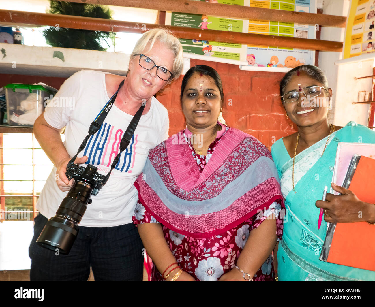 PUDUCHERY, INDE - décembre vers 2018. Heureux non identifié divers noir et blanc portrait femmes indiennes avec des visages souriants, coller des cheerf Banque D'Images