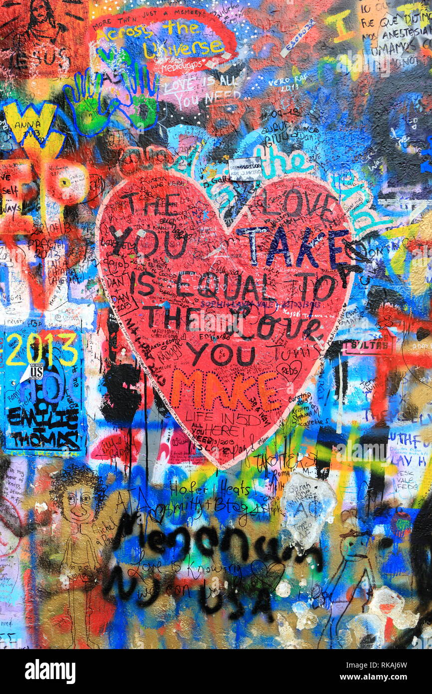 Prague, République tchèque - 13 décembre 2015. : John Lennon wall graffiti. Usage éditorial uniquement. Banque D'Images