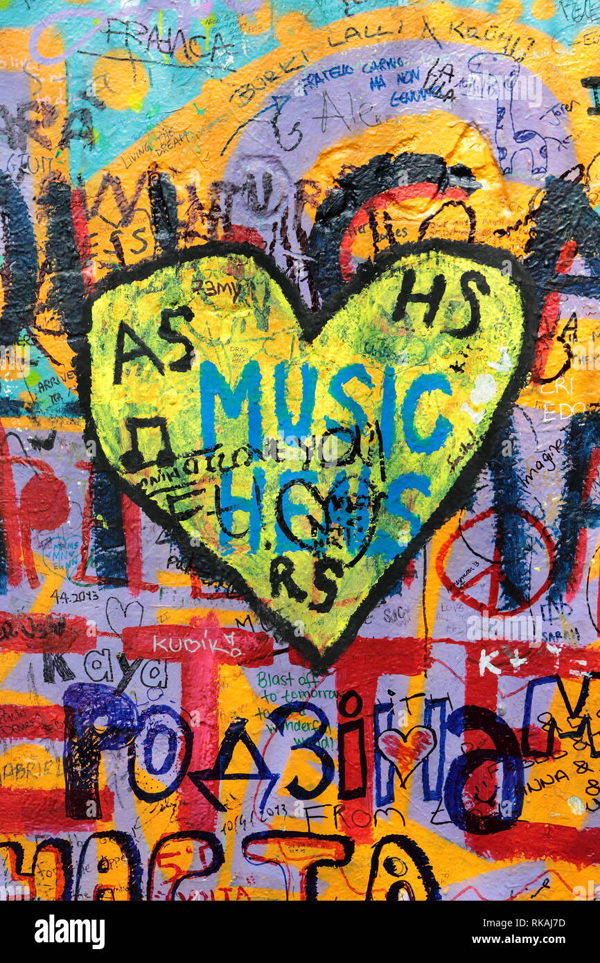 Prague, République tchèque - 13 décembre 2015. : John Lennon wall graffiti. Usage éditorial uniquement. Banque D'Images