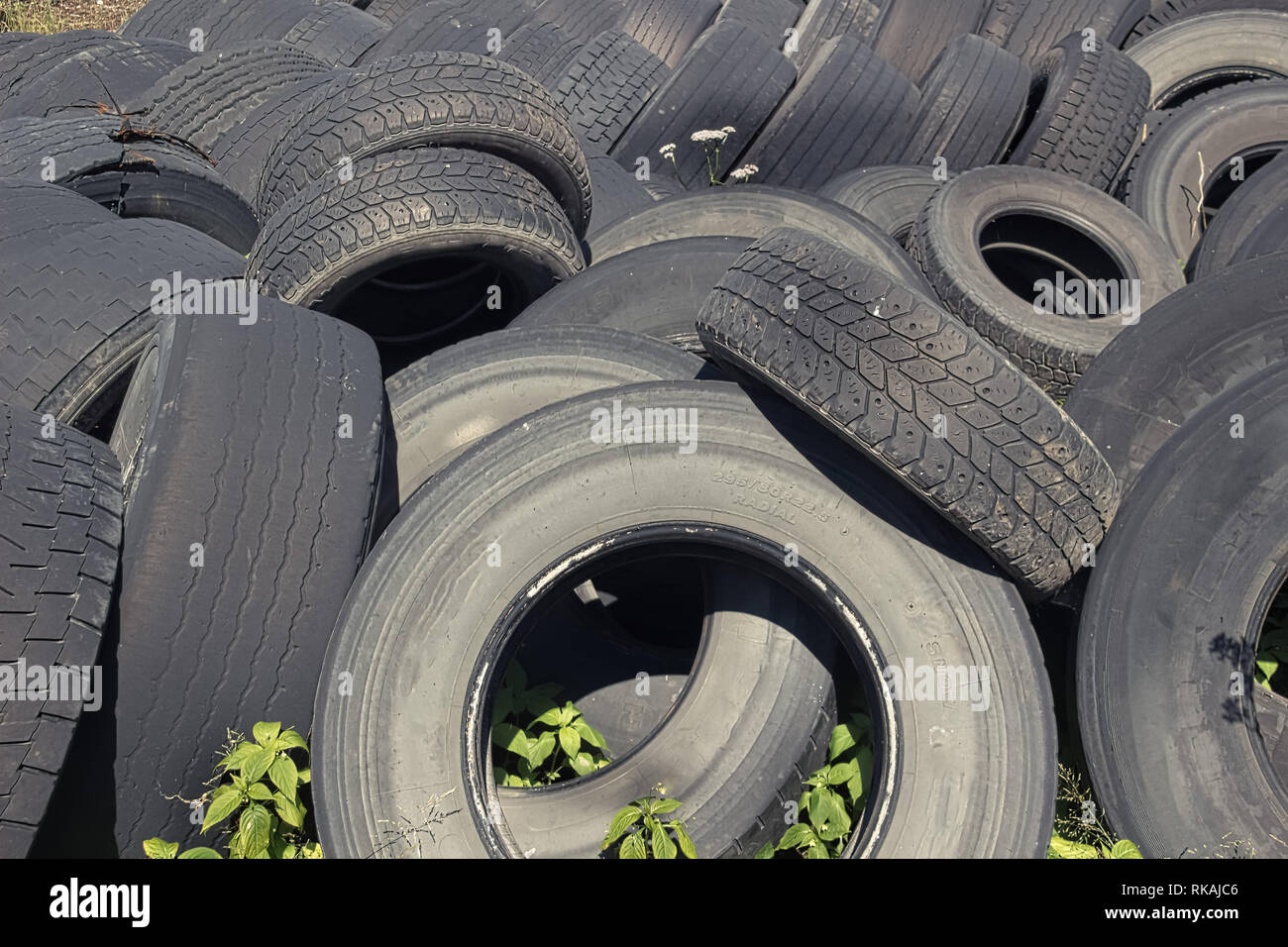 De vieux pneus usagés pour recyclage garni Photo Stock - Alamy
