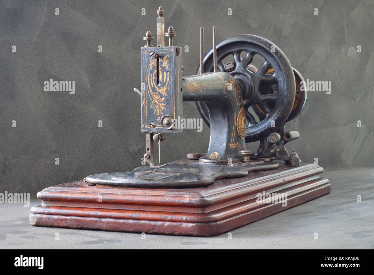 Machine à coudre vintage avec des ciseaux, fils et tissus Banque D'Images