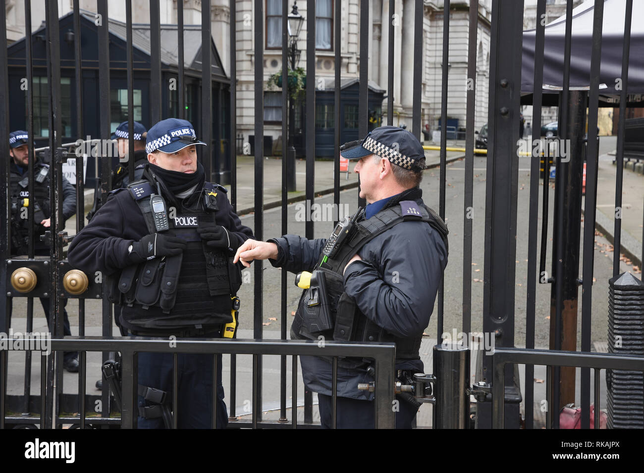 Les agents de police armés,entrée de 10 Downing Street, Whitehall, London.UK Banque D'Images