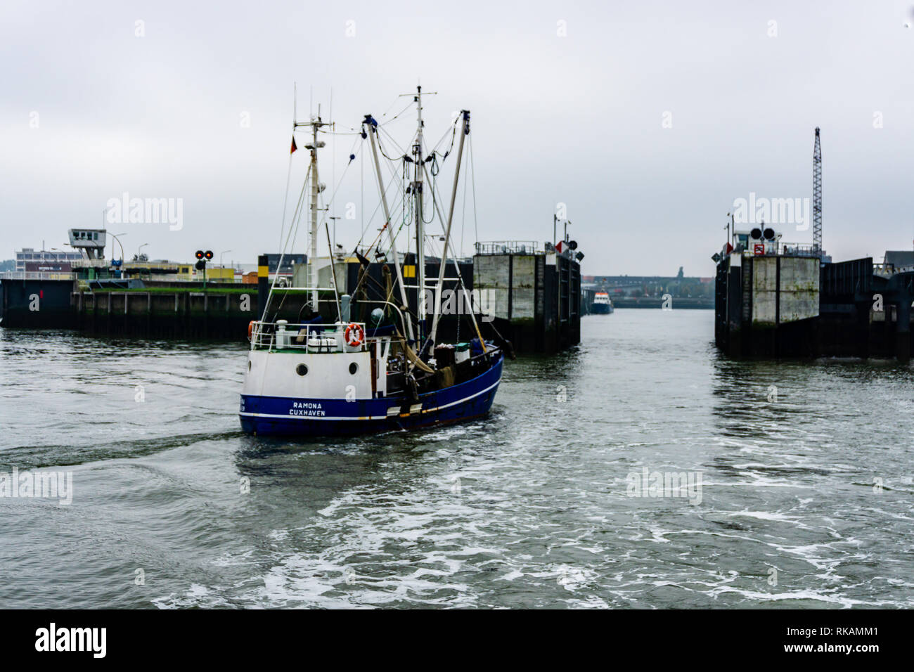 CUXHAVEN, ALLEMAGNE - 17 octobre 2015 : coupe-crabe shipo laissant à port pêche de début Banque D'Images
