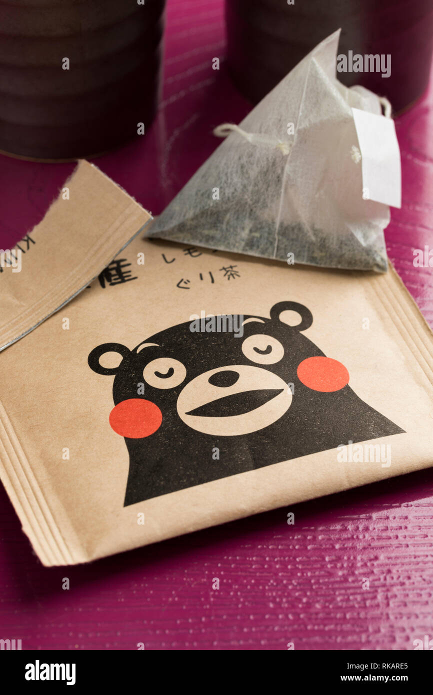 Kumamoto, Japon - 28 janvier 2019 : Papier sachet à thé avec l'ours mascotte Kumamon, de la préfecture de Kumamoto.La série de séismes qui ont ravagé Kumamoto Banque D'Images