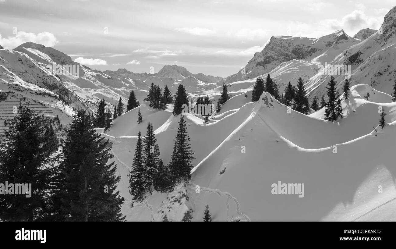 Le noir et blanc beau paysage de montagne Alpes Banque D'Images