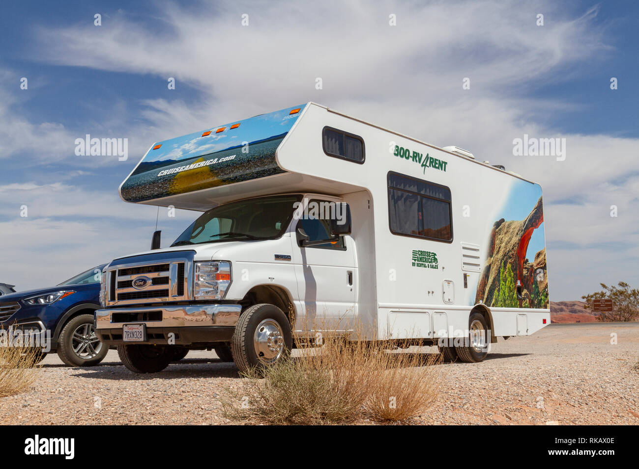Une croisière Nord Ford RV camping-van garé dans le parc national de la Vallée de Feu, Nevada, United States. Banque D'Images