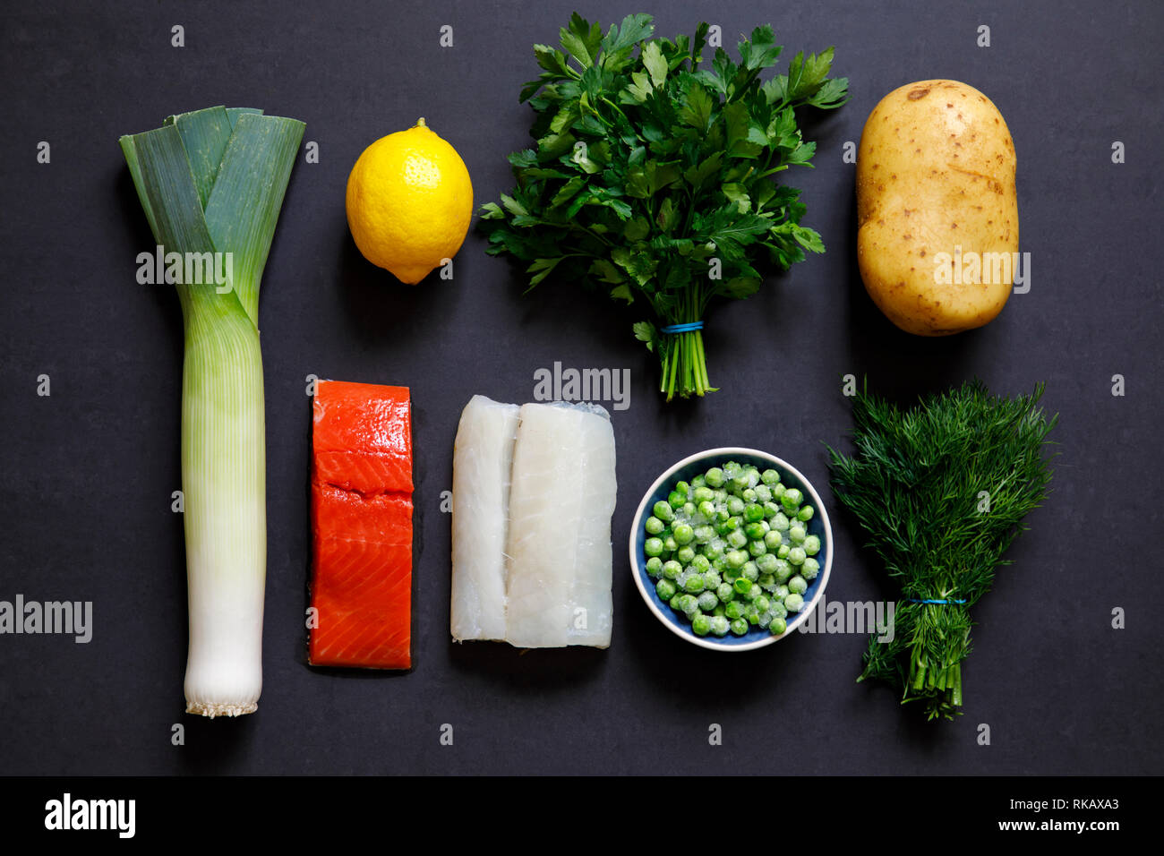 Ingrédients tarte poisson sur fond noir Banque D'Images