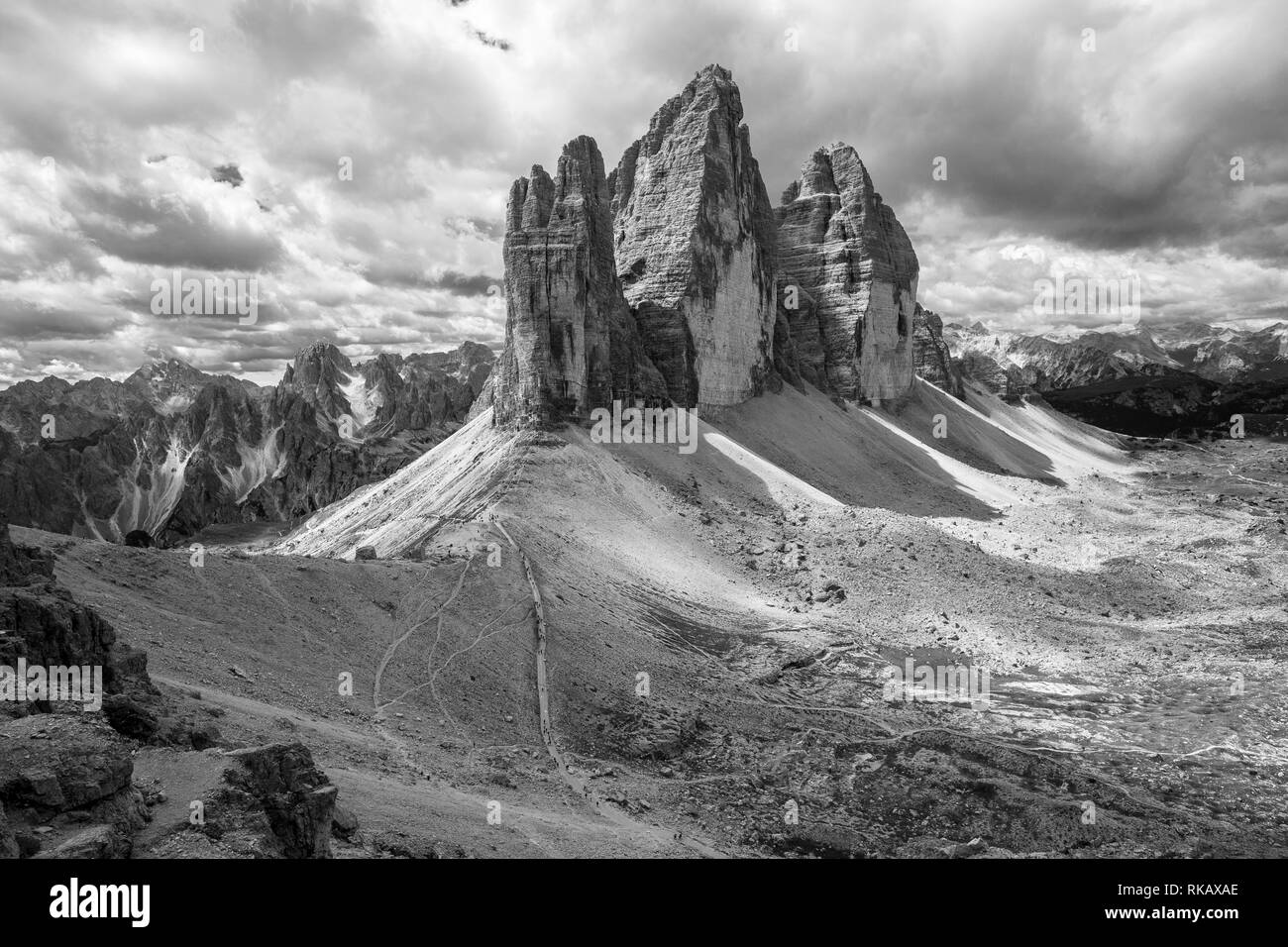 Les Tre Cime di Lavaredo sommets de montagnes dans les trois sommets Nature Park. Noir blanc paysage de montagne. Les Dolomites de Sexten. Alpes italiennes. L'Europe. Banque D'Images