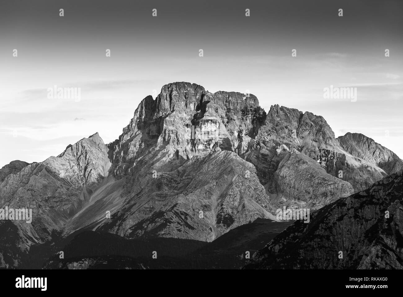 Croda Rossa d'Ampezzo à l'aube. Les Dolomites, Alpes italiennes. Paysage de montagne noir blanc. Europe. Banque D'Images