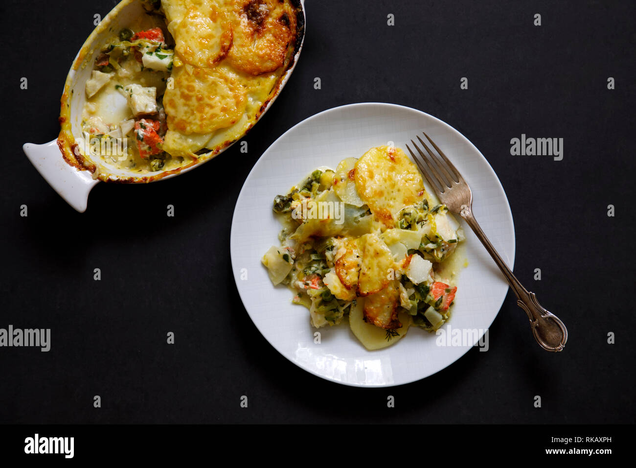 Tarte aux pommes de terre en tranches de poisson avec garniture Banque D'Images