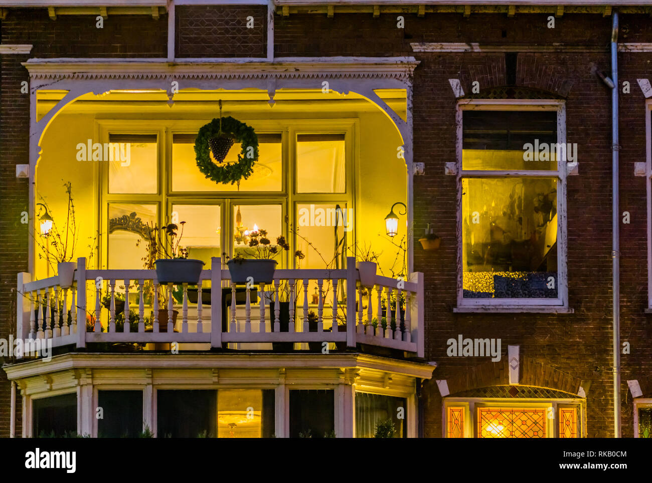 Beau balcon décoré et éclairé, l'architecture de la ville de luxe windows Banque D'Images