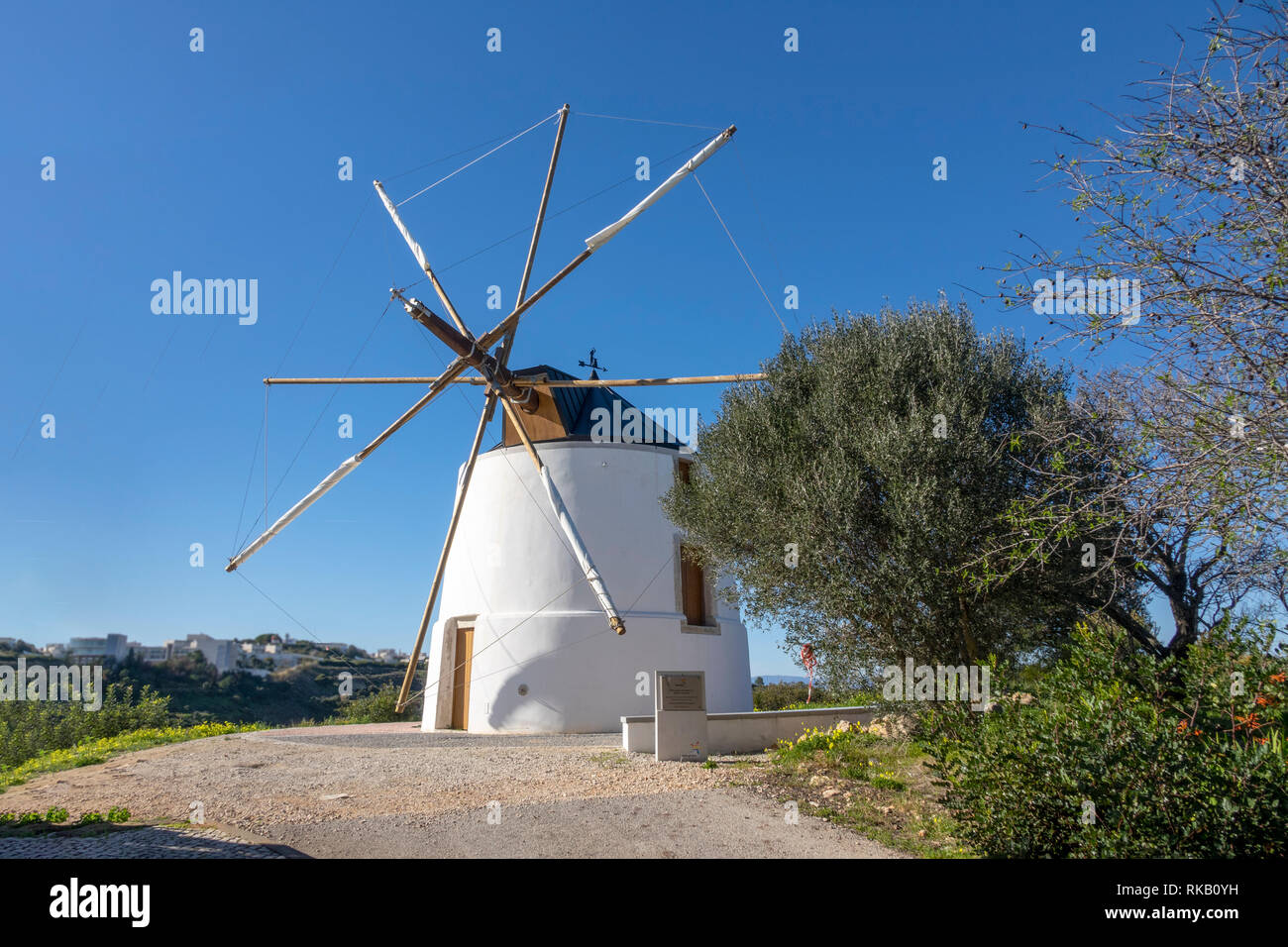 Un moulin à vent traditionnel restauré récemment sur le Moinho Cerro Malpique Albufeira dans l'Algarve au Portugal Banque D'Images