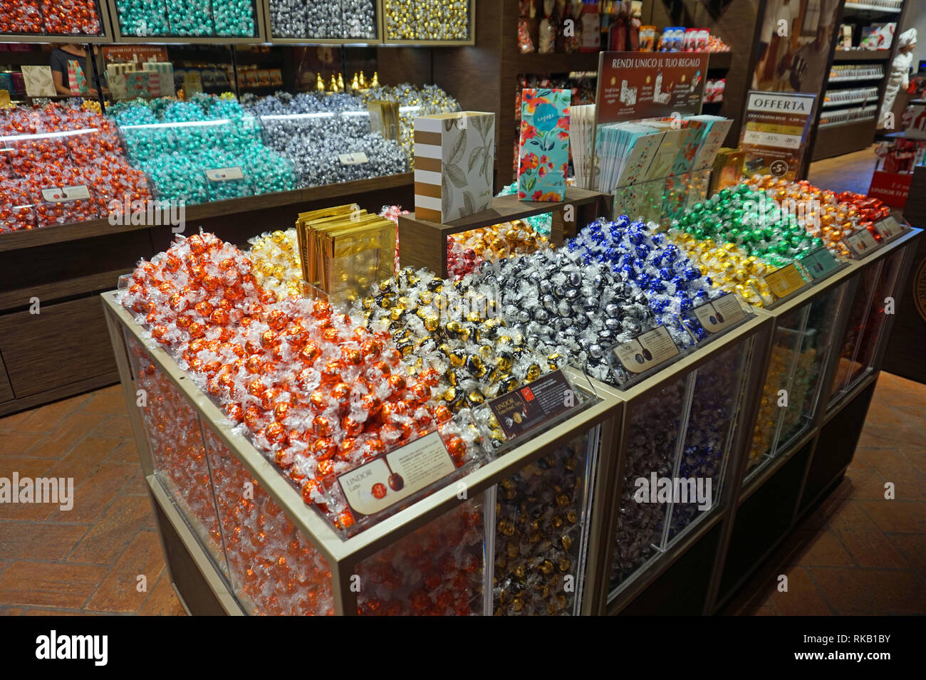 Sélection de couleur chocolat Lindt dans un magasin à Sienne Banque D'Images