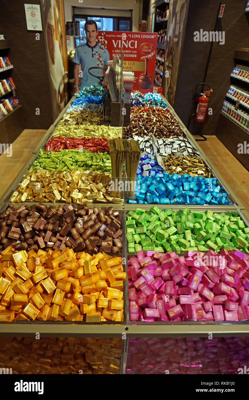 Sélection de couleur chocolat Lindt dans un magasin à Sienne Banque D'Images