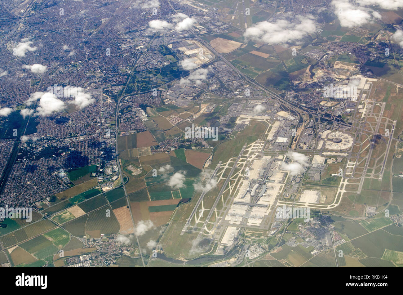 Vue aérienne de Charles de Gaulle à Paris, France sur une journée d'été. Le petit aérodrome du Bourget est vers le haut de la photo. Banque D'Images
