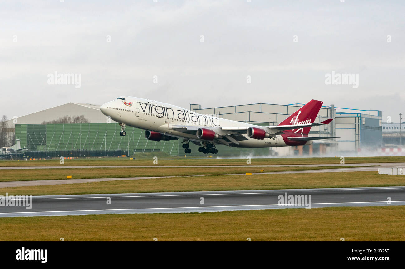 Virgin Atlantic Boeing 747-400, G-VBIG, nommé Tinker Belle, décolle à l'aéroport de Manchester Banque D'Images