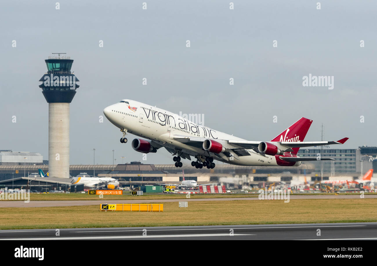 Virgin Atlantic Boeing 747-400, G-VROM, nommée Barbarella, décolle à l'aéroport de Manchester Banque D'Images