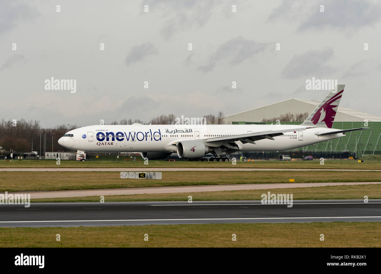 Qatar Airways 737-3DZ(ER) A7-BAB dans 'un monde' llivery à l'aéroport de Manchester Banque D'Images