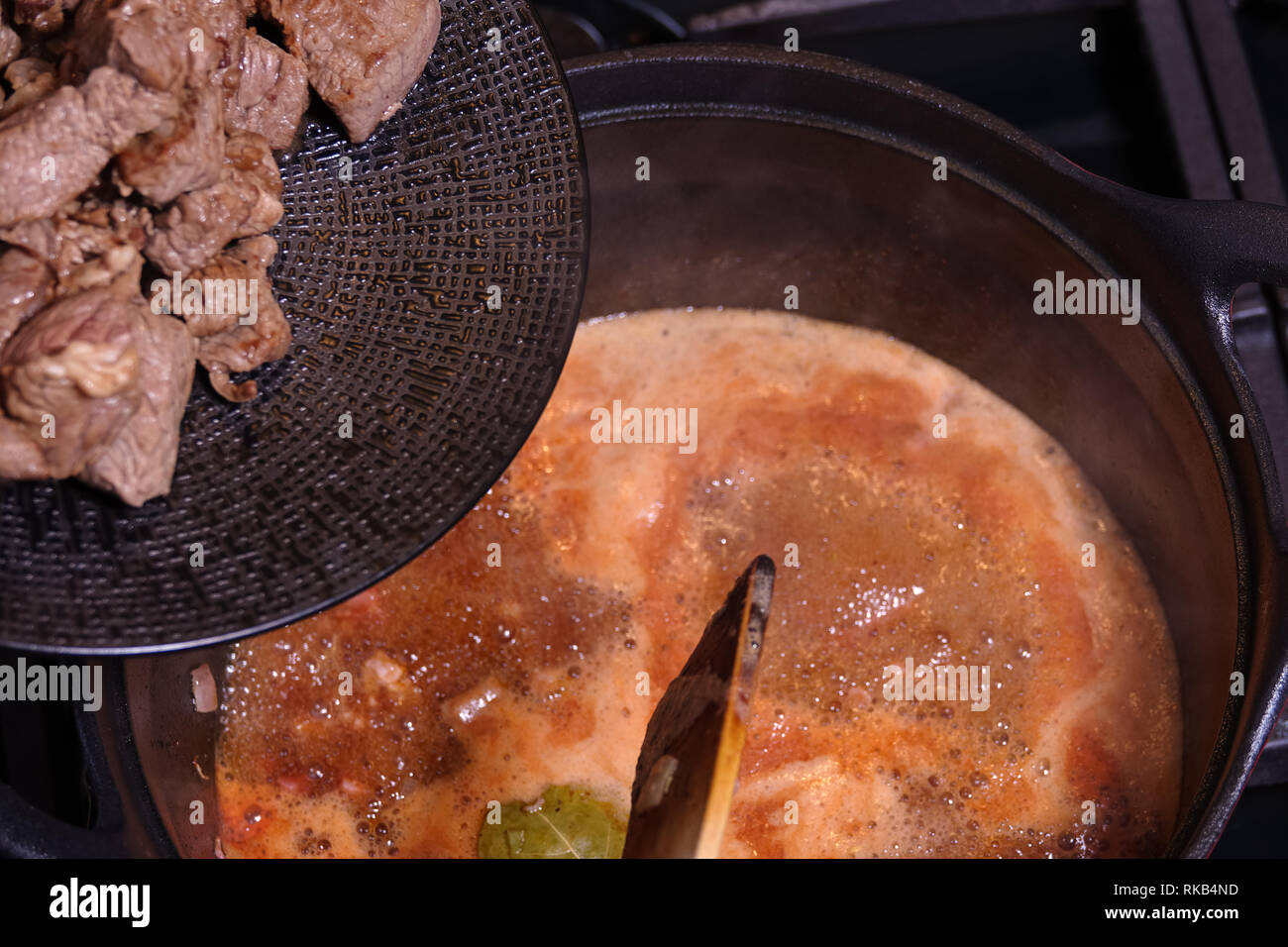 Goulash ou ragoût de boeuf cuisson. La viande est sur le point d'être jeté dans la casserole. Banque D'Images