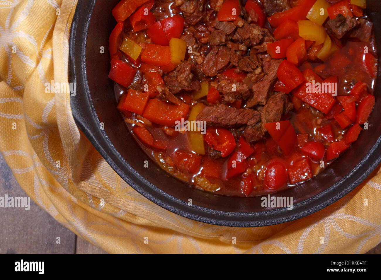 Goulash ou ragoût de boeuf dans la casserole à partir d'une vue du haut vers le bas. Banque D'Images