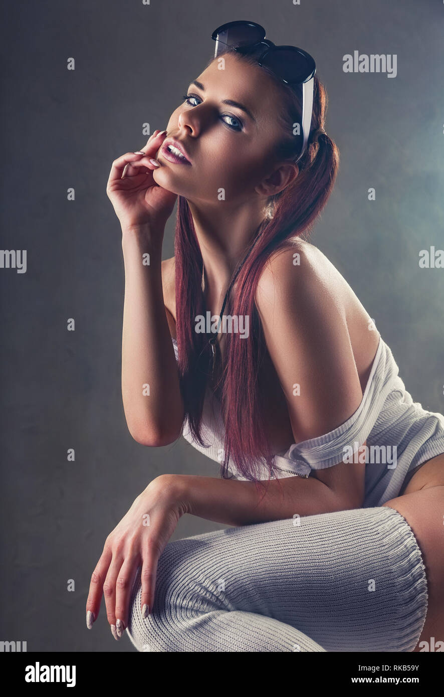 Sexy séduisante jeune fille rousse sur fond sombre Photo Stock - Alamy